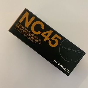 NIB Mac Studio Fix Foundation NC45